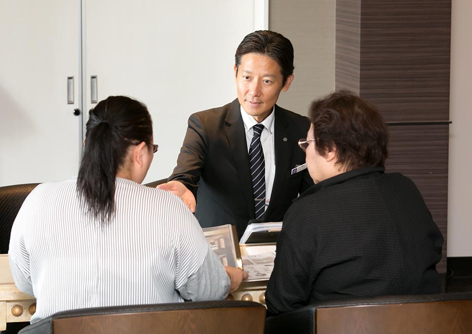 博愛社のスタッフがお客様に説明している様子