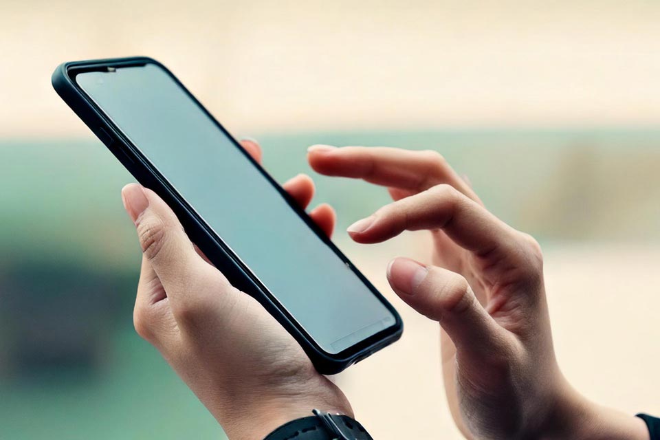 葬儀社に電話をかけている様子