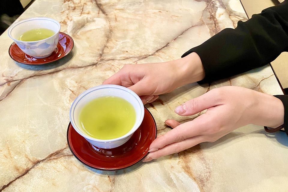 大宮聖苑の待合室でお茶を淹れているイメージ