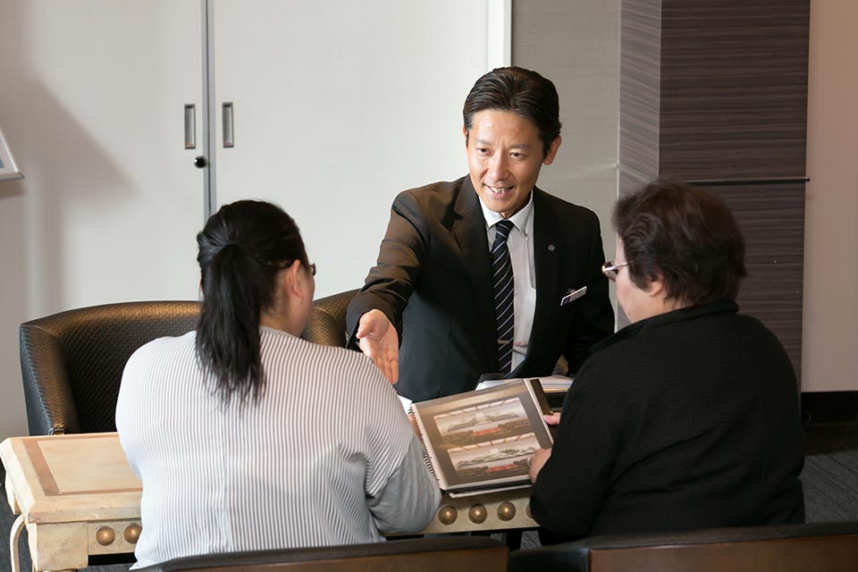 博愛社のスタッフがお客様にプランの説明をしている様子